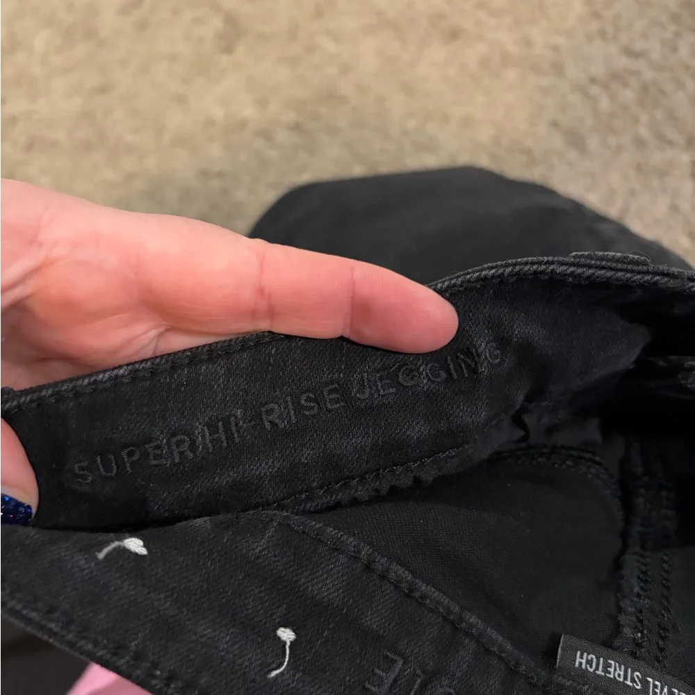 American Eagle Women's Super High Rise Distressed Black Jeggings 8 X-Short - Picture 3 of 5